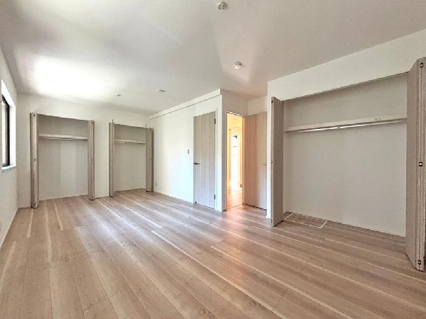 学校用品もおもちゃも全部まとめてクローゼットへ。すっきりしているから集中力も身についた。明日のテストも楽しみになってくる。