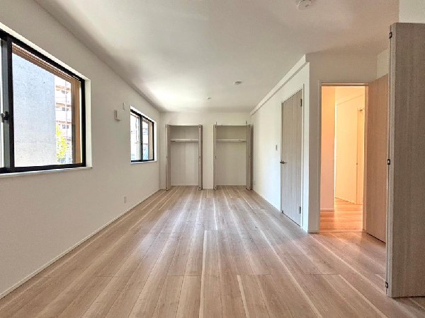 ここに帰ってくるとホットする。疲れを癒やすベッドルーム。陽光に愛されたお部屋で一日の疲れを癒やしたい。