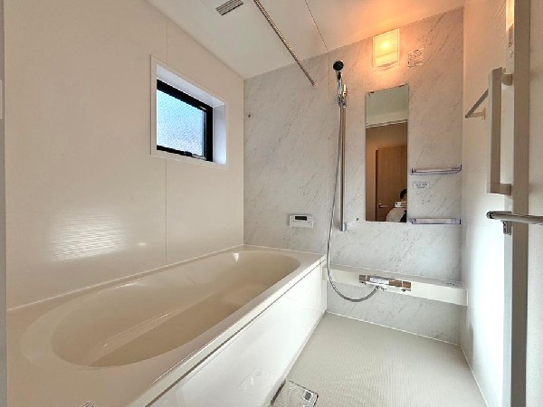 柔らかな曲線で構成されたバスタブ　お気に入りのアロマを焚きながらゆっくりと半身浴を楽しもう。