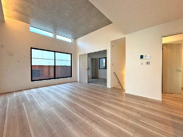 リズミカルな音楽が流れココロ踊るこのときめく空間。マガジンラックに今はまっている雑誌を置き、家事を済ませた後のブレイクタイムの励みに。パントリー収納もあるからまとめ買いで効率UP！