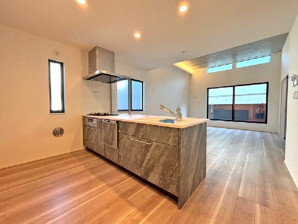 キッチンは開放感のあるカウンタータイプを採用　家事をしながらリビング・ダイニングが見渡せ、窓からはたくさんの光が差し込みます♪