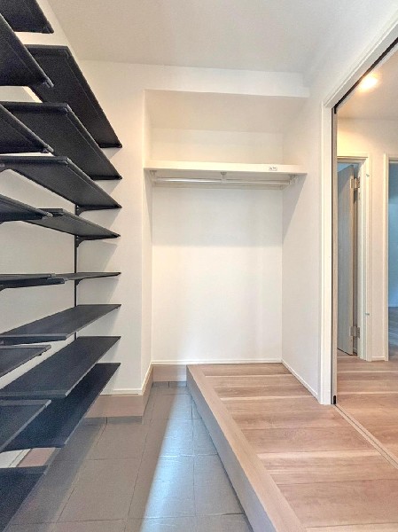 外観:適材適所の収納。すっきり暮らすことができるシューズクローク。収納棚は自分好みに高さや数を変えることができます！