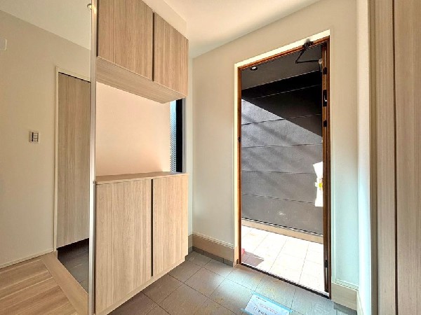 外観:今日も気合いを入れて出勤。「行ってきます」「行ってらっしゃい！」という声が楽しげに聞こえる。憧れのマイホームなら出発のドアの音も心地よく爽やかな朝のサウンドに。