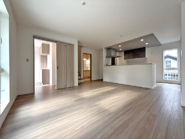 家族の思いを抱きながら、平和であることに感謝したくなる悠久の時。あたかかく感じるのは、陽当りだけではなかった！広く和やかに暮らせる空間と、家族の存在が胸にジーンと響きわたる。