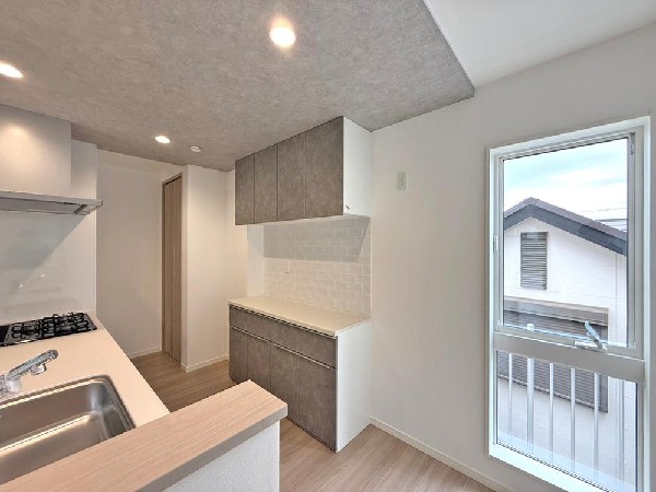 美味しい料理を作りたくなるような気持ちにさせてくれるオープンキッチン。見上げると柔らかなダウンライトが包み込み、彩りを添えます。