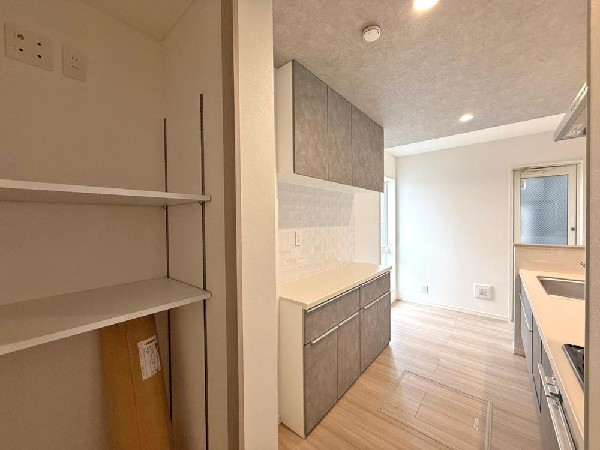 リズミカルな音楽が流れココロ踊るこのときめく空間。マガジンラックに今はまっている雑誌を置き、家事を済ませた後のブレイクタイムの励みに。パントリー収納もあるからまとめ買いで効率UP！