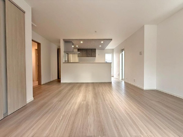 リズミカルな音楽が流れココロ踊るこのときめく空間。これまで何気なく感じていた家族の生活導線も美しく感じる瞬間　ここは我が家の”お城”なんだと幸せに包まれる。