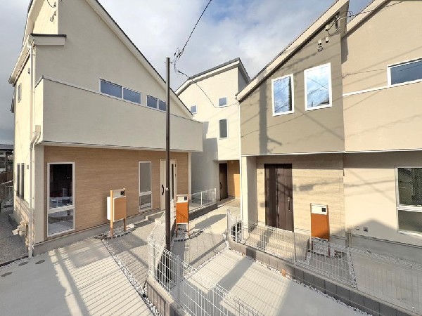 外観:光と風が行わたる開放感あふれる邸宅　春には気持ちの良いそよ風、冬には朝の暖かな光　季節の移り変わりを感じる暮らしを実現