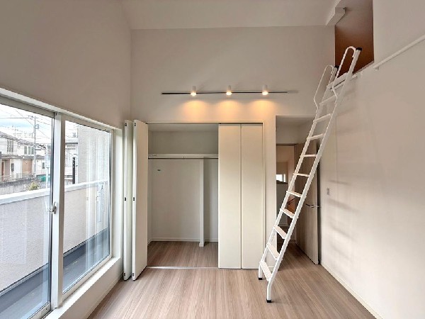 ここに帰ってくるとホットする。疲れを癒やすベッドルーム。陽光に愛されたお部屋で一日の疲れを癒やしたい。