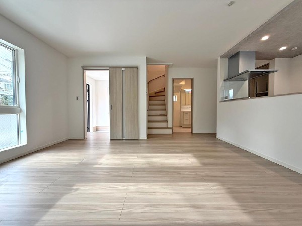 窓をあけるとすがすがしい空気が肌をひきしめる朝。鳥たちのさえずりが「おはよう」のあいさつに聞こえる。大好きなオムライスとコーヒーの香りにゆっくりと笑顔に変わっていく時間。