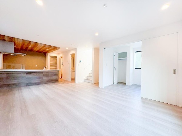 リビングとダイニングは各スペースがしっかりと確保され、かつ一体感のある空間に。家具の配置もしやすい間取り設計です。キッチンは対面式採用でご家族の会話も弾みます。