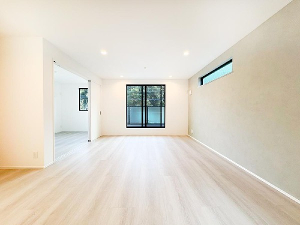 リビングから子供部屋が見えるので、家事をしながらお子様の様子を確認いただけます。南向きのお部屋で、太陽の光をたっぷり浴びてスクスク健康に育っていただきたい。そんなお部屋です！