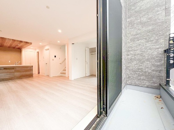 ＬＤＫのメインとなる大きな窓。開口部からは暖かい日差しが長い時間射し込みます。天気の良い日は是非窓を開けて風通しの良さもご体感下さい。明るいＬＤＫがご家族団欒の時を包みます。