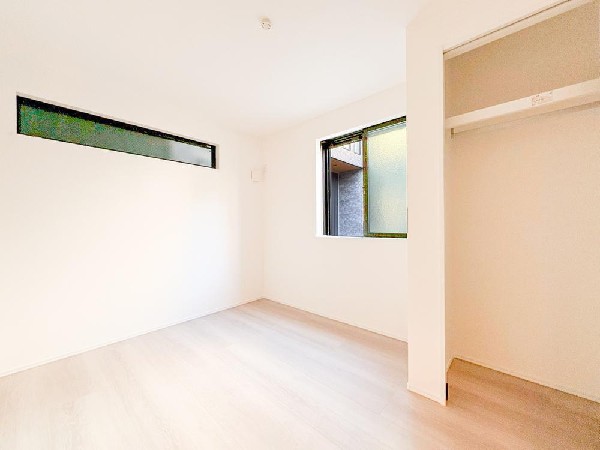 居室には収納クローゼットを完備！普段使いのお洋服や小物はもちろん、季節物のお洋服などもしっかりと整理整頓おしまい頂けます。居室空間をより広く隅々までお使いいただけますね。