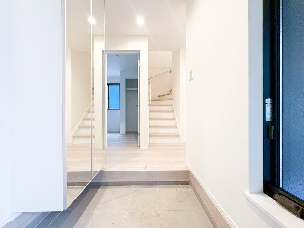 外観:玄関収納は家の中に入る時一番最初に目に付く場所だからこだわりたいですよね！明るくスタイリッシュな玄関は、家の雰囲気をそのまま表している家の顔です。