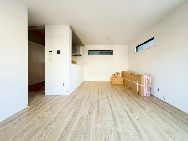 １８帖の広々ＬＤＫ。導線もしっかりと取れているので、ダイニングテーブルやソファーなどの家具もしっかりと配置できます。ゆったりとした広さの空間でご家族だんらんの時間をお過ごしください。