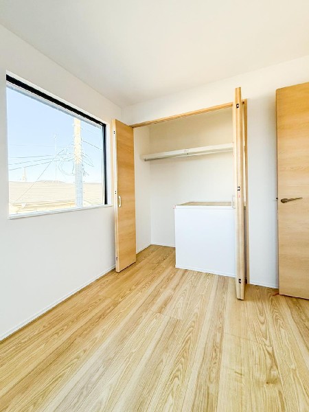 収納力が豊富な大型クローゼット。普段着やスーツはもちろんのこと、コート類などもしっかり掛けられます。奥行きもあるので、収納ボックスもそのまましまえて部屋がスッキリしますね。