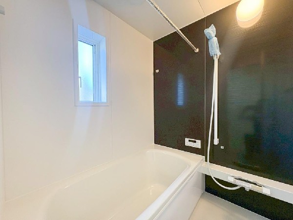 ゆったりと寛げる広々バス。殆どの方は足を伸ばして入浴することが可能で一日の疲れを癒す貴重なバスタイムです。お子様とご一緒にリビングとは違った家族団欒のひと時をお楽しみ下さい。