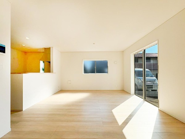 ご家族が集まるからこそＬＤＫは拘りたいですよね！日光をたっぷりと取りこめるリビングでゆったりと過ごしませんか？子供たちが元気に笑いながら走り回っている姿が目に浮かぶ空間です。