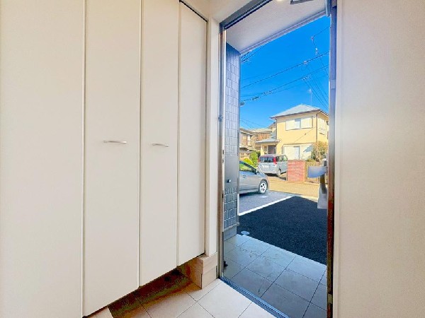 外観:玄関収納は家の中に入る時一番最初に目に付く場所だからこだわりたいですよね！明るくスタイリッシュな玄関は、家の雰囲気をそのまま表している家の顔です。