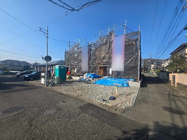 外観:前面道路は車通りの少ない道路。段差もなくお車の出し入れが苦手な方も駐車しやすそうです。