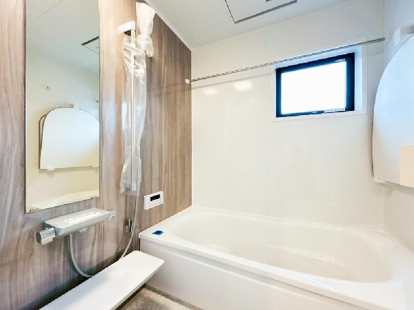 ゆったりとくつろげる広々バス。足までしっかりと伸ばせる浴槽は、心身ともにしっかりと疲れを癒してくれます。お子様とも一緒に浸かれ、ご家族みんなで一緒にバスタイムを楽しめますね♪