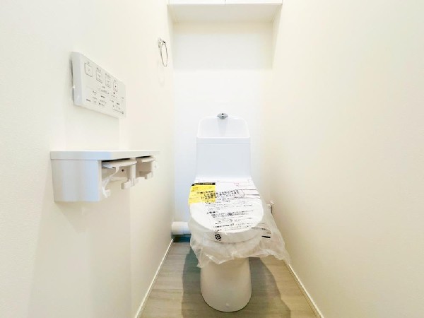 洗浄機能付き便座を標準装備。冬の寒い時期には暖房機能も活躍。快適にご利用いただけます。