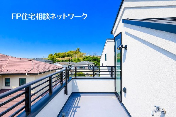 開放的なバルコニーは太陽の温かな温もりをめいっぱい受け止めてくれます。太陽の光と爽やかな風を受けたお洗濯物はあっという間に乾き、取りこむ時には太陽の匂いを感じられそうですね。