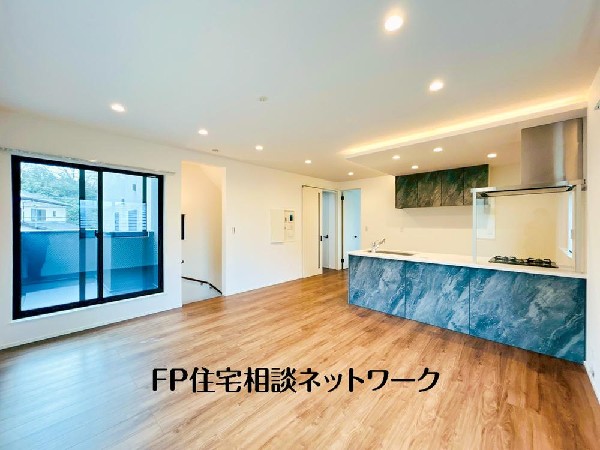 大切なご家族が集まるＬＤＫはこだわりたいですね！休日はおひさまの光をたっぷりと取りこめるリビングでゆったりと過ごしませんか？子供たちが元気に笑いながら走り回っている姿が目に浮かぶ空間です。