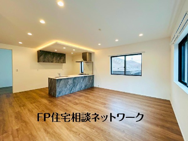 家族と過ごす時間を大切にする方にピッタリのゆとりの住空間です。お子様が元気に走り回っても安心して見守れます。家族の笑い声が今にも目に浮かびそうですね。