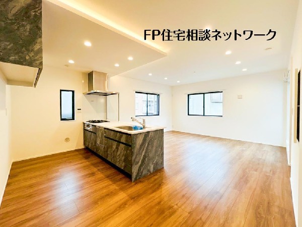 ソファを置いてゆったり寛げる広さのリビングは、ご家族の憩いの場にぴったり！ダイニングテーブルやソファー、ローテーブル等の家具もしっかりと配置できます。