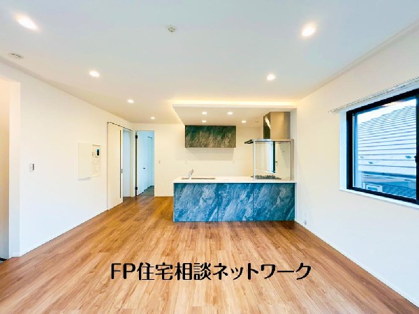 家族の思いを抱きながら、平和であることに感謝したくなる悠久の時。あたかかく感じるのは、陽当りだけではなかった！広く和やかに暮らせる空間と、家族の存在が胸にジーンと響きわたる。