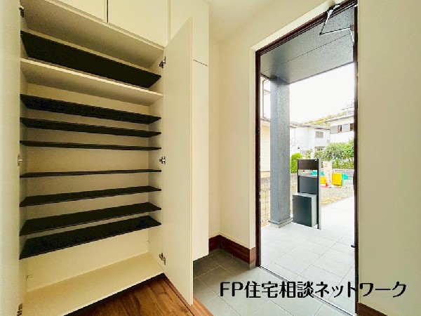 外観:気持ちの良い一日の始まりは笑顔でスタートしたいですよね。玄関ホールがスッキリ広々としていると帰る時も出ていく時も気持ちが良いものです！