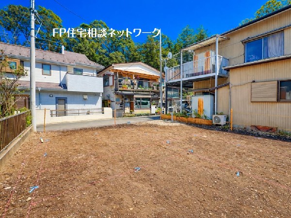 外観:四季を通じて自然と触れ合えるスポットが周辺には盛りだくさん！お散歩やジョギング、週末のご家族での遊びに最適です。目の前に広がる開放感とゆとり、暮らしの夢を育む理想の住まいがここにはあります。