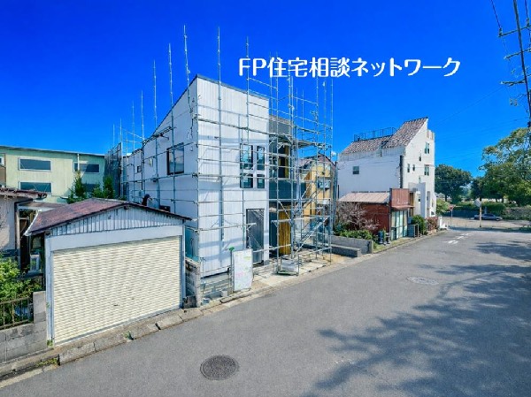 外観:深く豊かな緑と爽快な青い空を感じるまさに横浜に暮らす心地よさを存分に堪能いただける邸宅です。グレードの高い設備仕様が標準装備のデザイン住宅で快適で便利な生活をお送り頂けます。