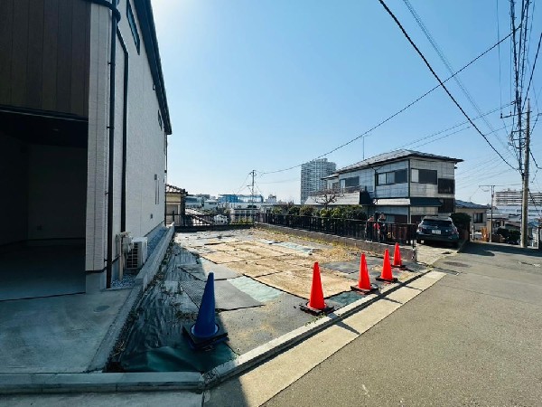 外観:窓枠から切り取られたまるで写真のような澄み切った光景。季節の移り変わりとともに、ゆっくりと愛でる時のありがたみ。