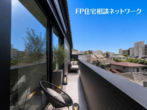 開放的なバルコニーは太陽の温かな温もりをめいっぱい受け止めてくれます。太陽の光と爽やかな風を受けたお洗濯物はあっという間に乾き、取りこむ時には太陽の匂いを感じられそうですね。
