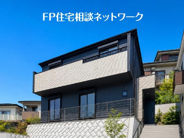 外観:深く豊かな緑と爽快な青い空を感じるまさに横浜に暮らす心地よさを存分に堪能いただける邸宅です。グレードの高い設備仕様が標準装備のデザイン住宅で快適で便利な生活をお送り頂けます。
