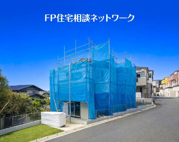 外観:深く豊かな緑と爽快な青い空を感じるまさに横浜に暮らす心地よさを存分に堪能いただける邸宅です。（本画像の外構の一部CGで作成しており、実際に現地に芝生は敷かれておりません。）