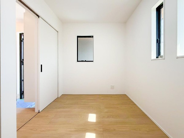 光が取り込みやすい2面採光の居室。日当たり良好です。クローゼットを完備し、収納スペースも十分。初めてのお子様にとっての「自分の部屋」。学習デスクやベッドの配置もラクラクです。