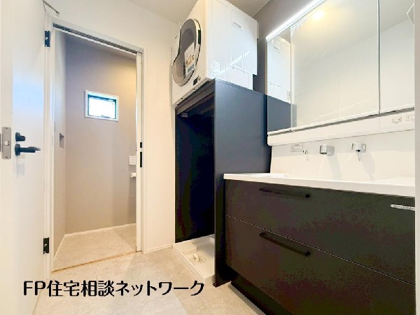 ゆとりのある洗面スペースで、朝の身支度やお掃除・片付けも快適スムーズです。３面鏡で髪のセットやお化粧もストレスなくこなせ、朝から気分良く通勤通学に向かえそうですね！