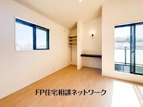 オープンでのびやかな空間を生み出す、こだわりの広がりとゆとり。家族と過ごす時間を大切にしたい方にぴったりの明るくゆとりある住空間です。窓からの日差しがリビングの隅々までしっかりと届きます！