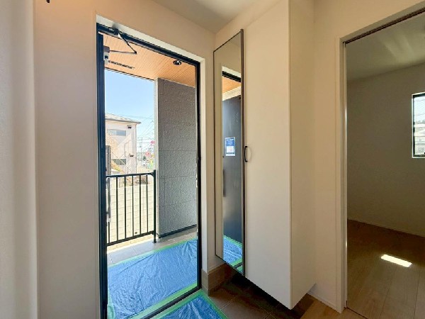 外観:気持ちの良い一日の始まりは笑顔でスタートしたいですよね。玄関ホールがスッキリ広々としていると帰る時も出ていく時も気持ちが良いものです！