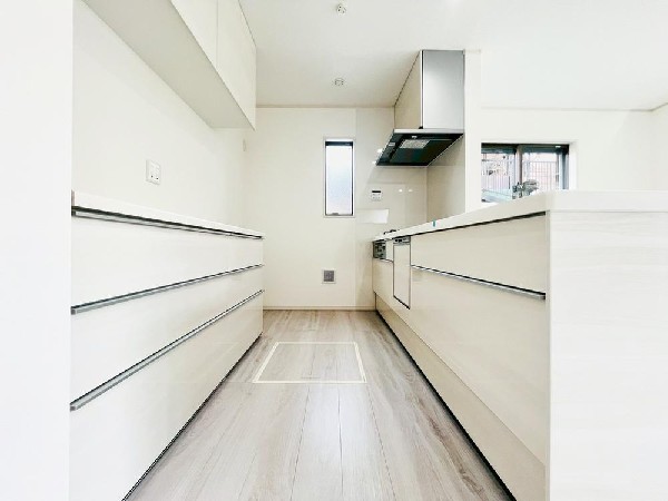 背面にカップボードが備え付けされています。システムキッチンと一体感あるカラーで見た目もgood。たまにしか使わない調理家電の収納に重宝します。