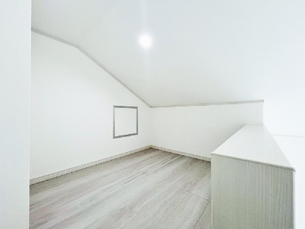 勾配天井を生かしたロフトスペースを完備。季節用品や捨てられないご家族の思い出もしっかりと収納できます。居室空間を邪魔しないスペースなので、多趣味で荷物の多いご家族にピッタリ。