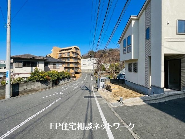 外観:落ち着きある住宅街、一種低層住居専用地域内に位置しています。日当りを大きく遮られることもありません。
