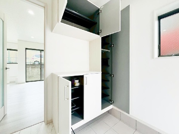 外観:玄関は家の中に入る時一番最初に目に付く場所だからこだわりたいですよね！明るい雰囲気の色目でお部屋の雰囲気をそのまま表しているようです。