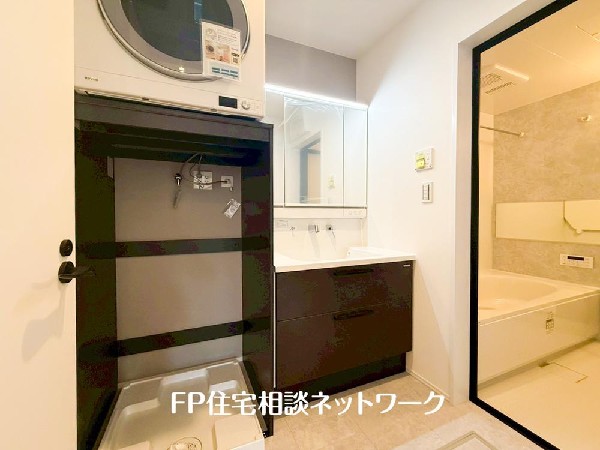 洗面室にゆとりを確保し、ガス衣類乾燥機「乾太くん」をスマートに設置。洗濯から乾燥までがスムーズにつながり、毎日の家事負担をぐっと軽減します。快適で効率的な暮らしを実現する住まいです。