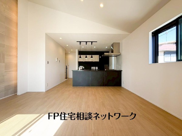 ご家族が集まるからこそＬＤＫは拘りたいですよね！日光をたっぷりと取りこめるリビングでゆったりと過ごしませんか？子供たちが元気に笑いながら走り回っている姿が目に浮かぶ空間です。