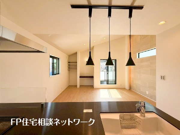 リビングを見渡せるカウンターキッチンでお子様の様子を伺いながら食事の支度が出来ます。家族の気配を感じられる、そんな空間を演出できるキッチンです。